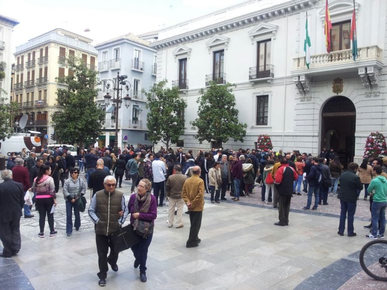 La puerta del Ayuntamiento mostraba este aspecto a media mañana.