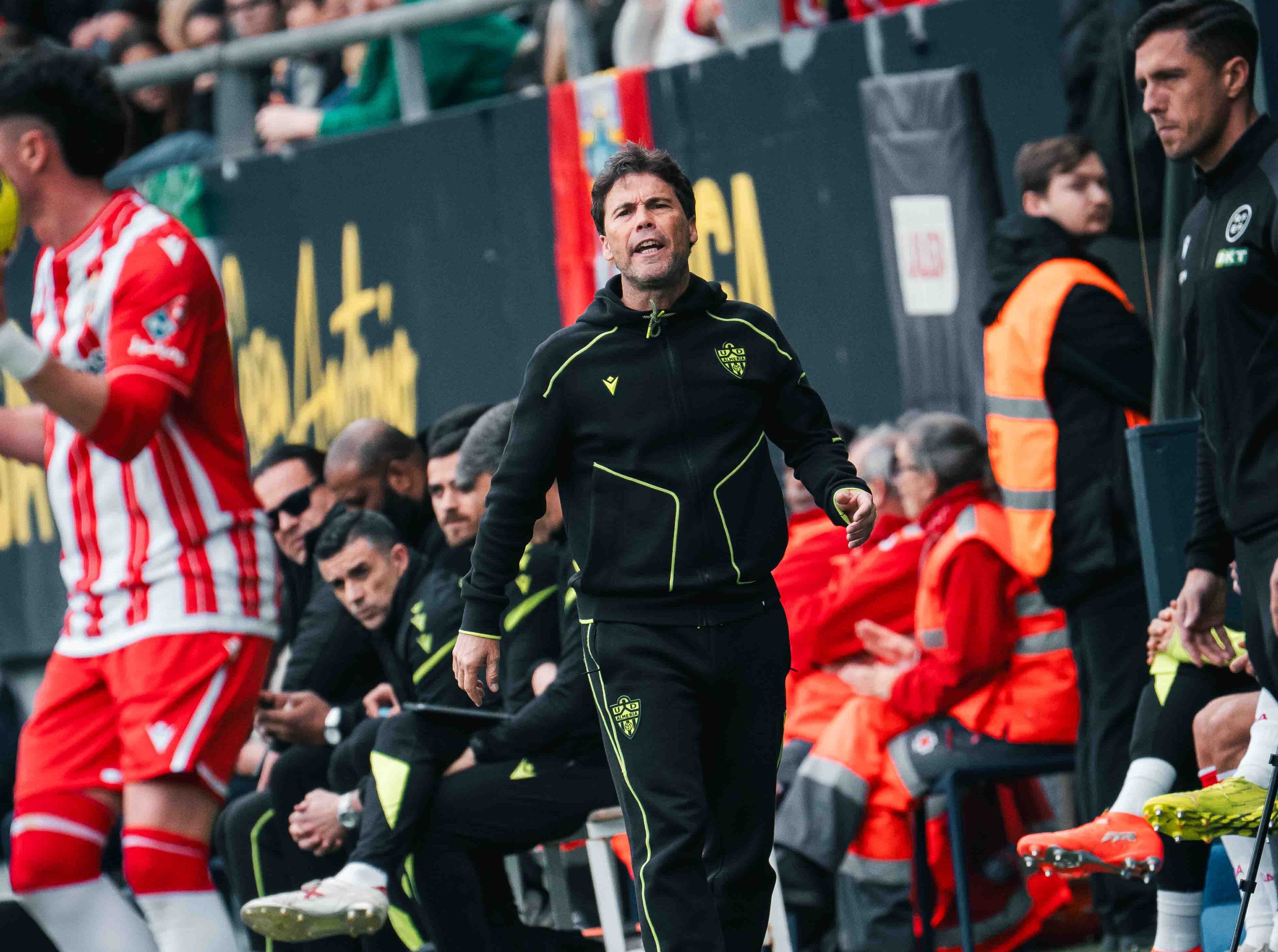 El entrenador catalán del Almería en la banda del Nuevo Mirandilla.