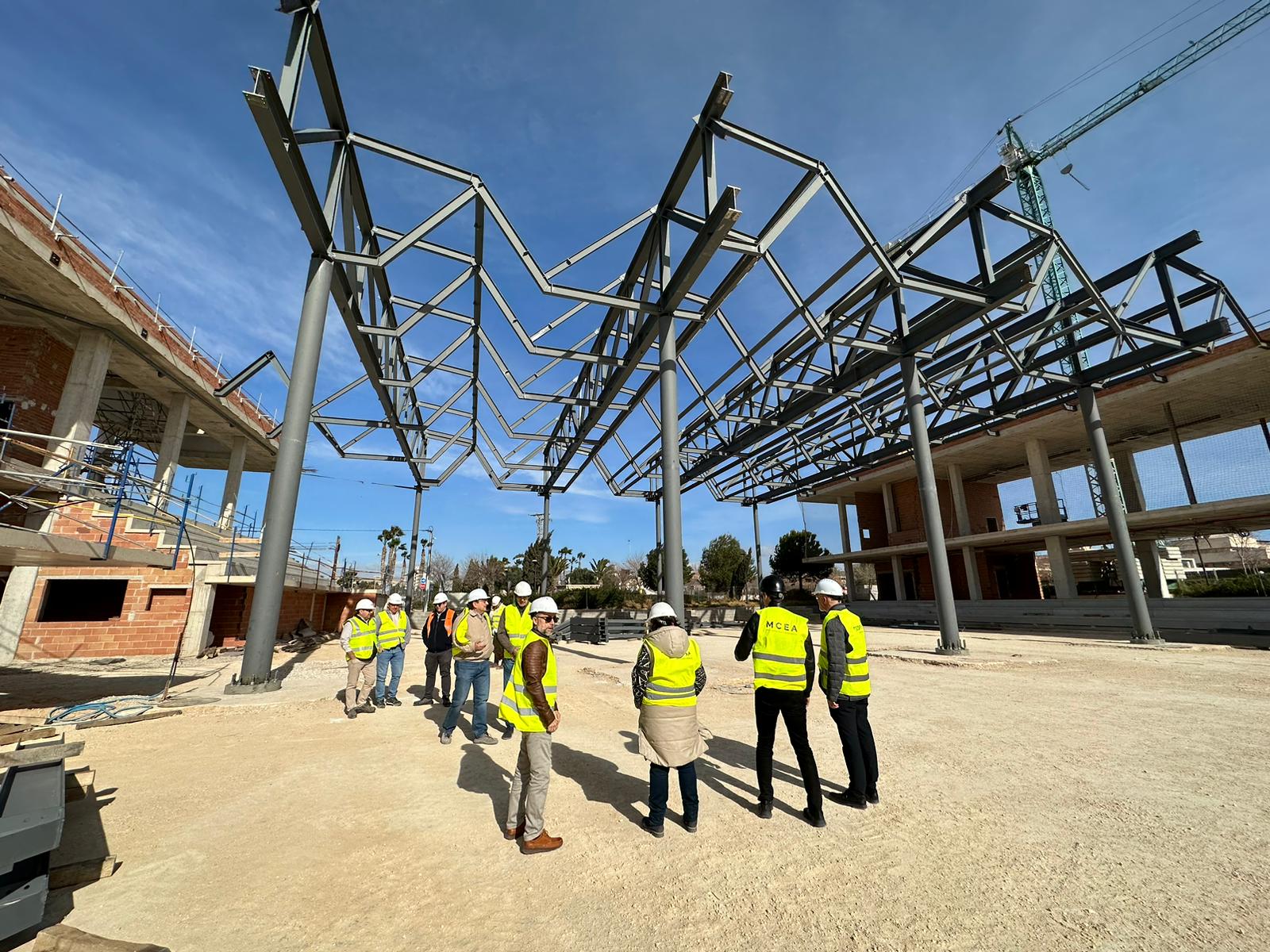 Instalación de la cubierta del segundo pabellón deportivo de San Vicente