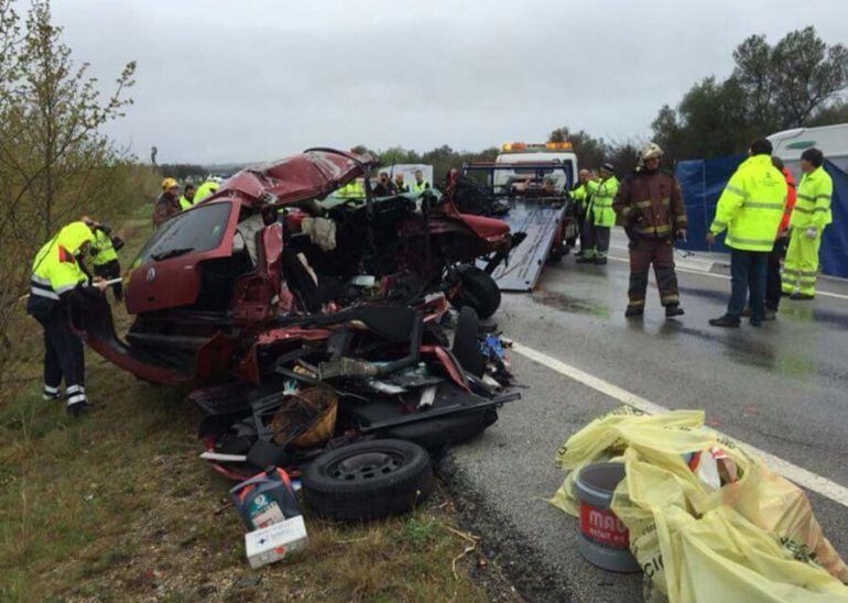El cotxe francès ha quedat pràcticament destrossat.