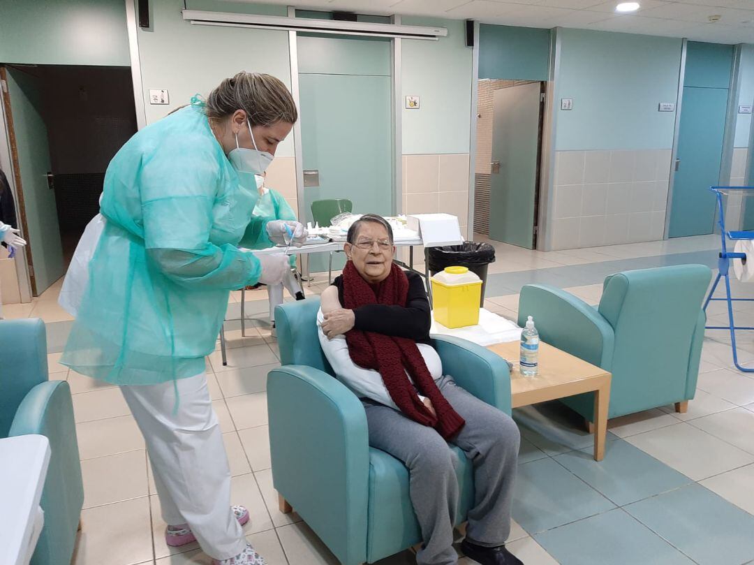 Vacunación de una residente en San Pedro del Pinatar (Murcia)