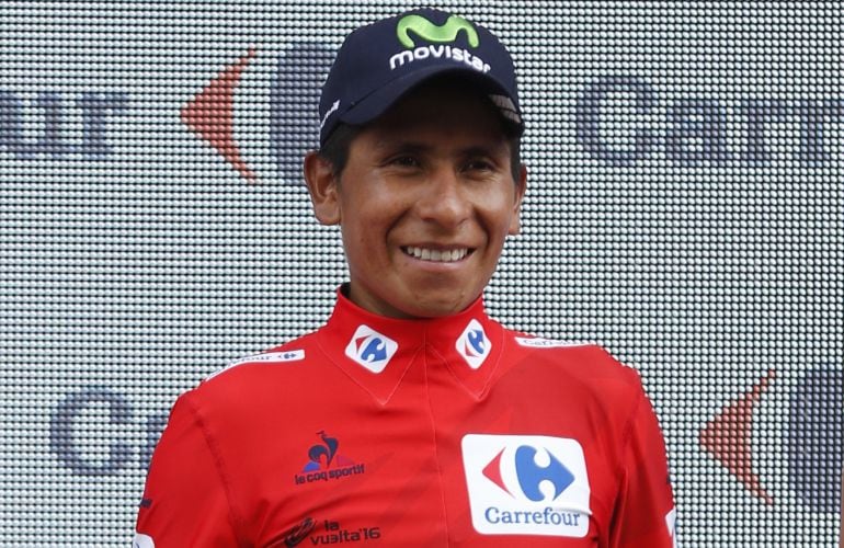 Nairo Quintana posa con el jersey rojo que le acredita como líder de la Vuelta