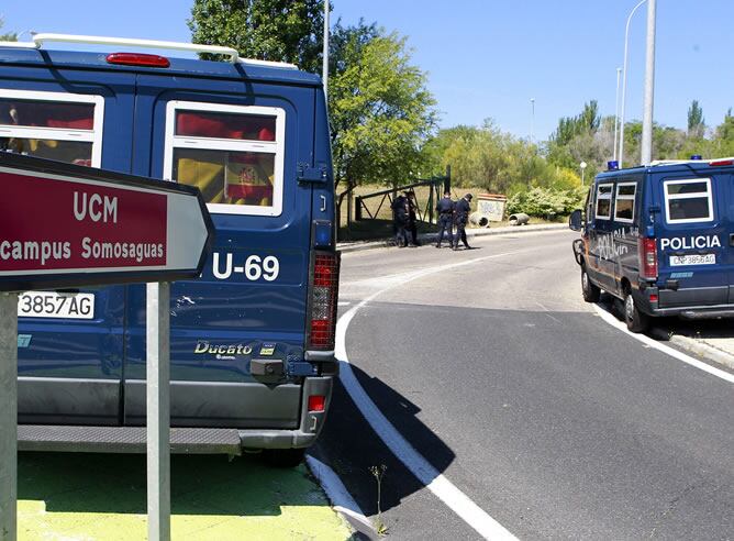 Dos furgones de la Policía Nacional, a la entrada del campus de Somosaguas de la Universidad Complutense de Madrid