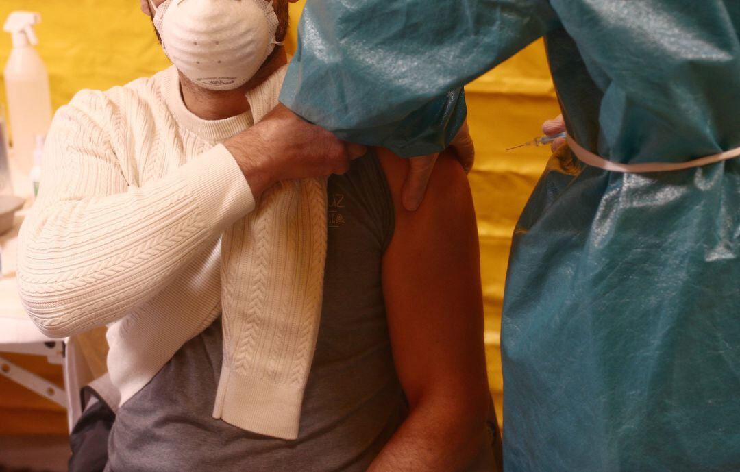 Un trabajador sanitario inyecta la primera dosis de la vacuna AstraZeneca contra el Covid- 19 