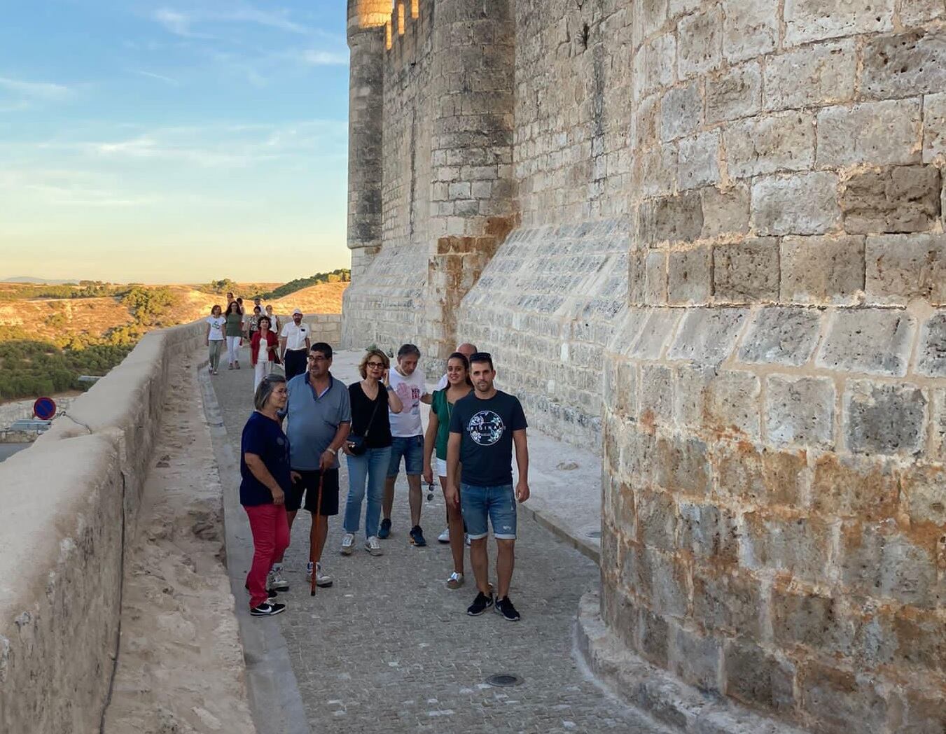 Varios turistas durante la visita a la fortaleza peñafielense