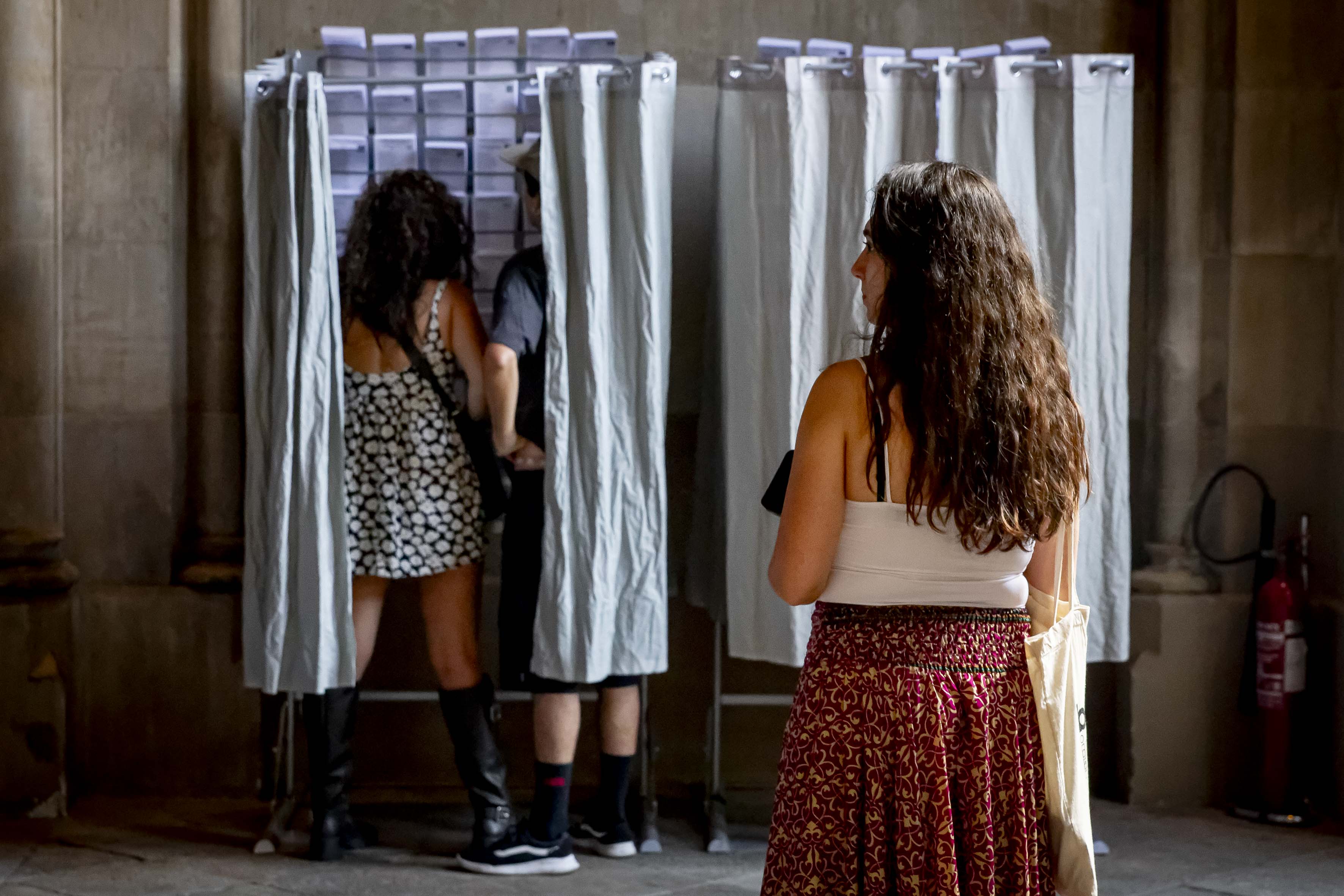 Jóvenes votando.