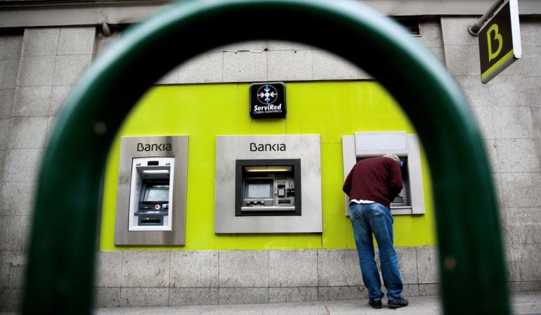 Un hombre usa un cajero de Bankia en Madrid.