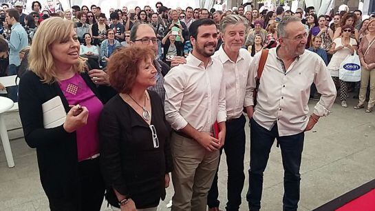 Alberto Garzón, rodeado de la candidatura de Unidos Podemos en la provincia de Zaragoza