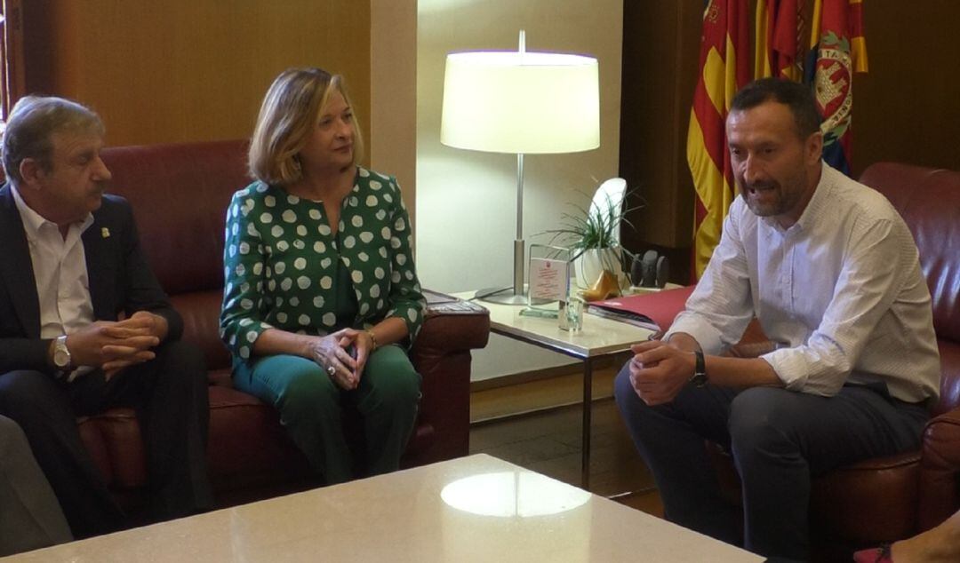 La presidenta de la Real Orden de la Dama de Elche con el alcalde.