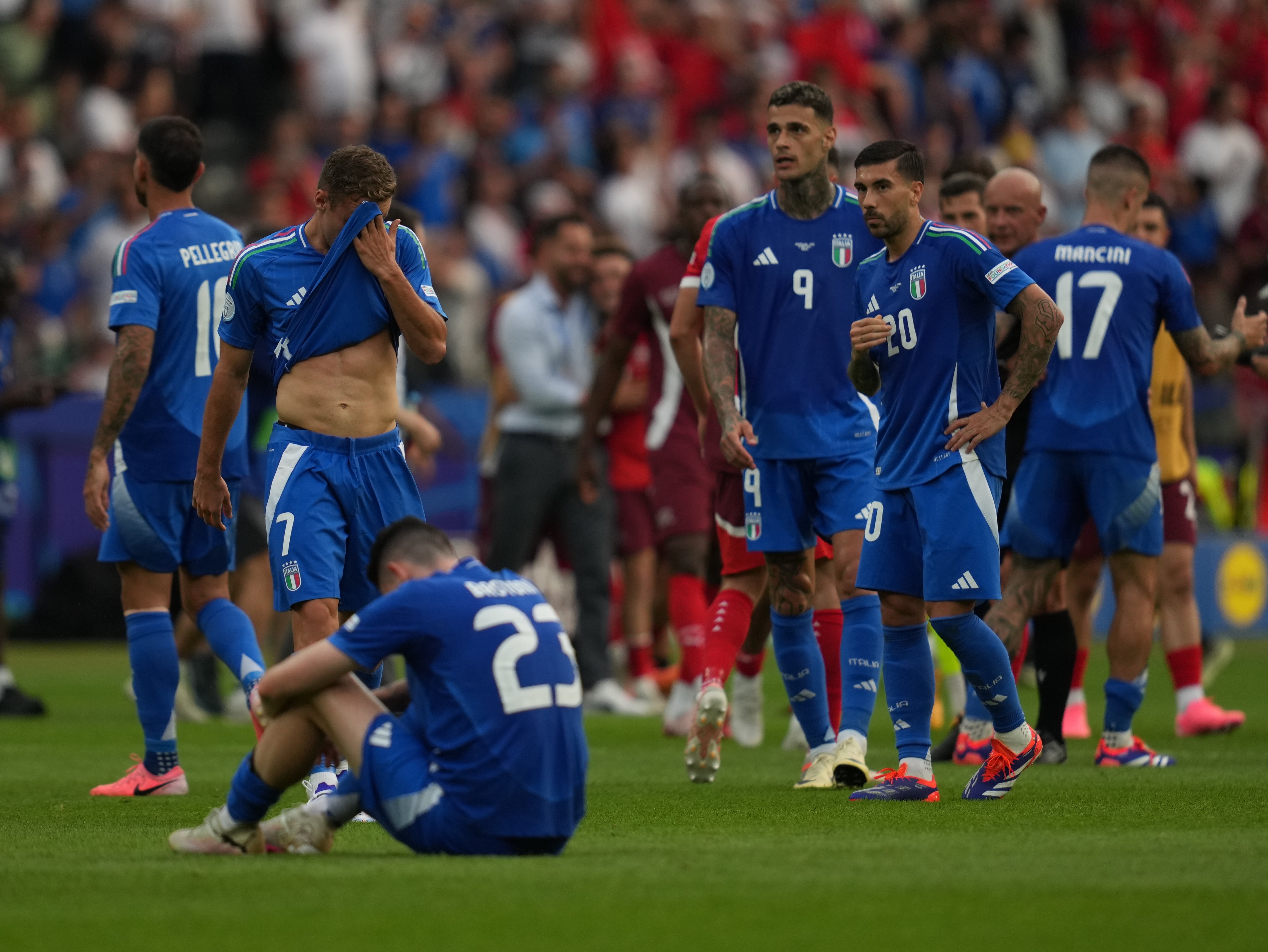 Los jugadores de Italia se lamentan tras su derrota en la Eurocopa 2024 frente a Suiza