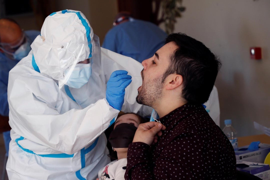 Sanitarios realizan pruebas PCR a los vecinos de O Incio, en Lugo.