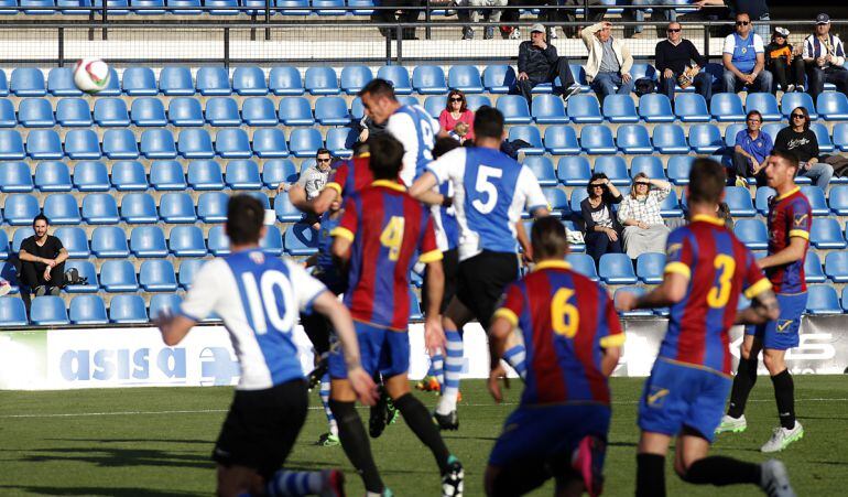 David Mainz remata de cabeza