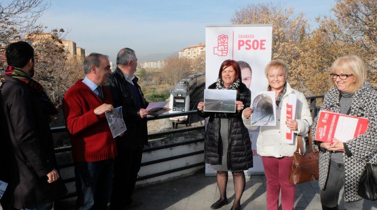 Candidatos del PSOE de Granada para las elecciones generales de 2015 sobre las vías del tren en Camino de Ronda