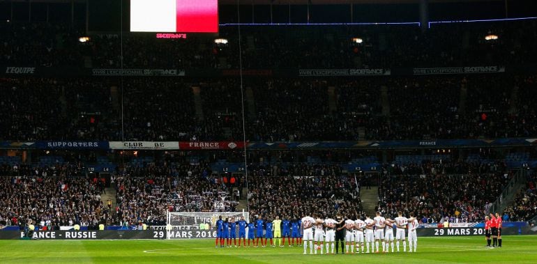 Los jugadores de Francia y Rusia guardan un minuto de silencio por las víctimas de los atentados de Bruselas.