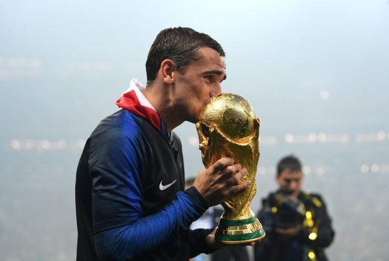 Griezmann con la copa del mundo