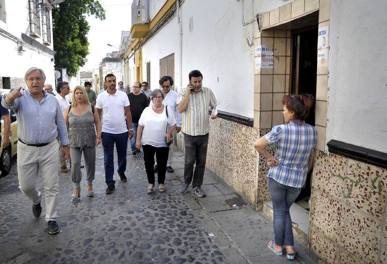 La alcaldesa de Jerez, Mamen Sánchez, durante una visita al barrio de Santiago