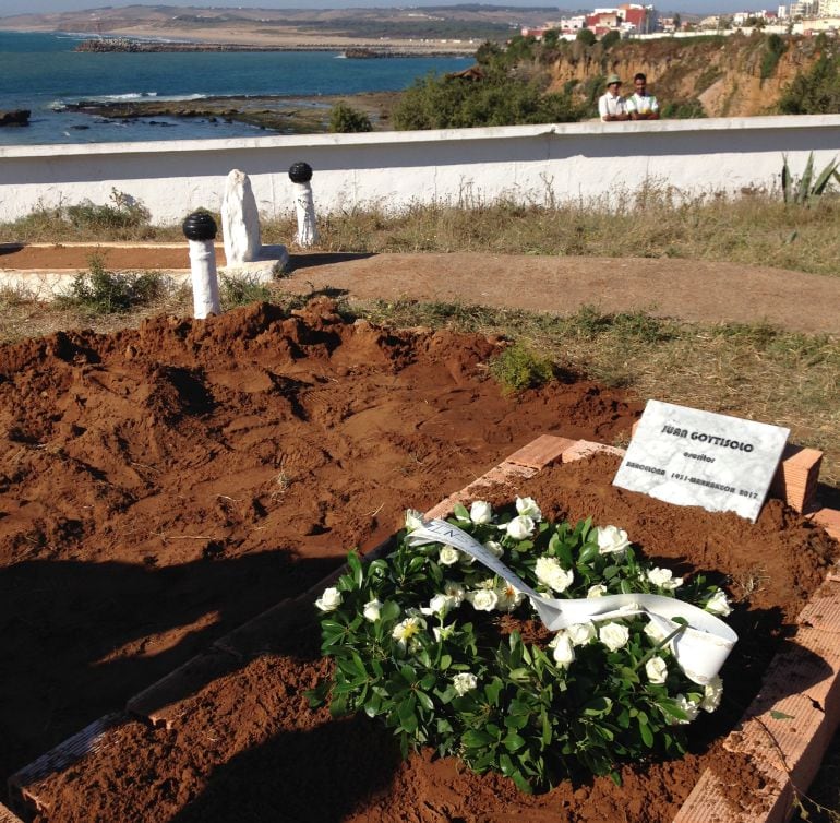 Tumba de Goytisolo en el cementerio de Larache.