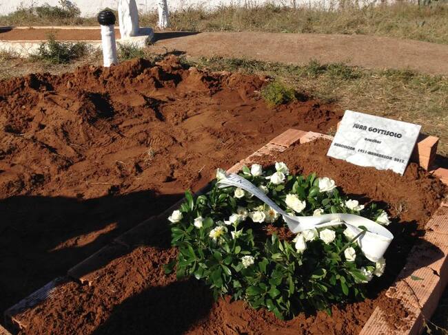 Tumba de Goytisolo en el cementerio de Larache.