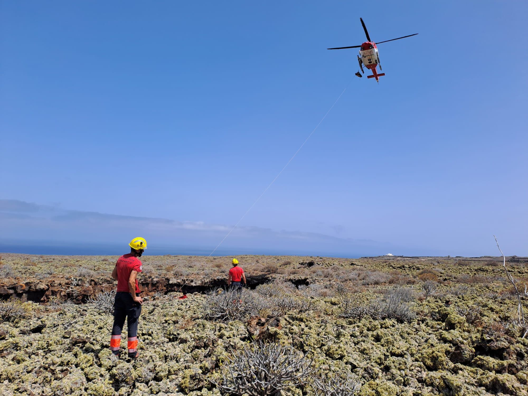 Labores de rescate de la persona que cayó a un Jameo en Lanzarote.