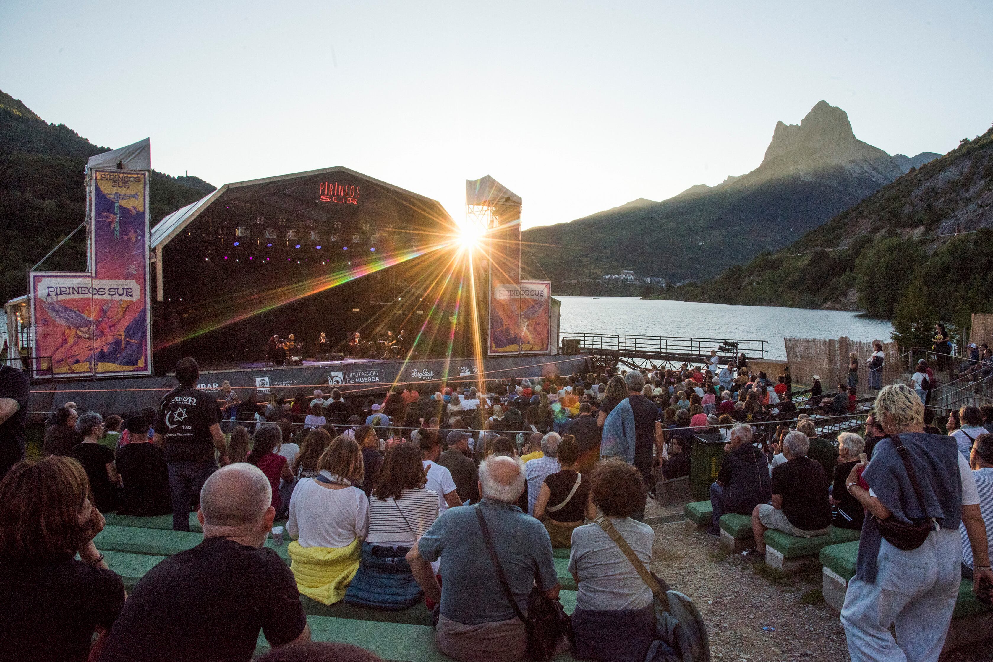 HUESCA, 04/07/2024.- Un momento de la actuación de la cantante Estrella Morente en el Festival Pirineos Sur que se celebra en el escenario flotante del embalse de Lanuza en la provincia de Huesca. EFE/ Javier Blasco