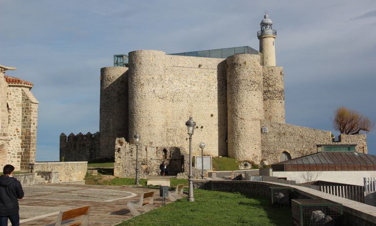 Zona monumental con el Castillo Faro al fondo.