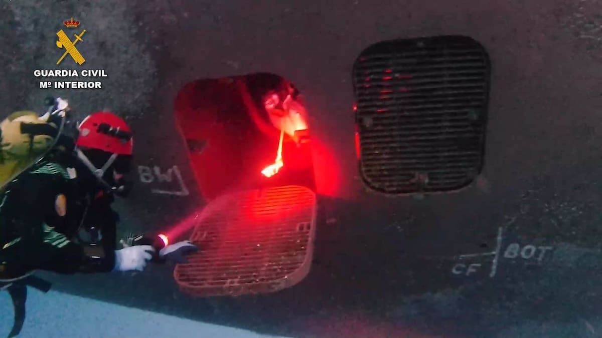 Los buzos de la Guardia Civil buscarán en el interior del Vilaboa Uno al pescador desaparecido