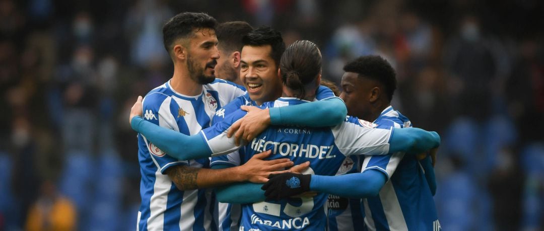 Miku recibe el abrazo de sus compañeros tras marcar ante el Talavera