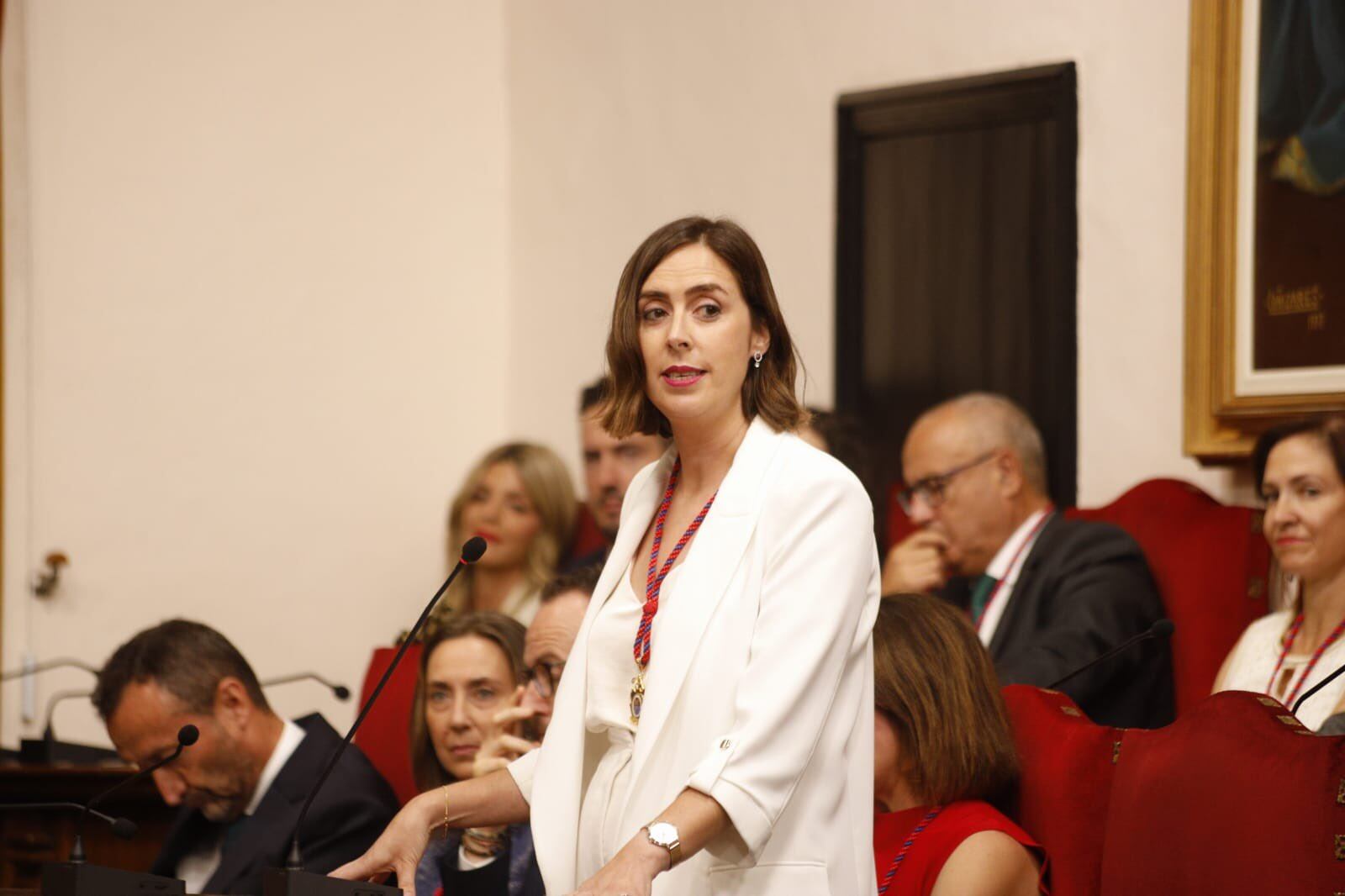 Esther Díez en el Salón de Plenos del Ayuntamiento de Elche