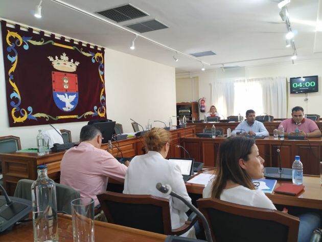 El salón de plenos de Arrecife con la sesión suspendida, sin los concejales del Grupo de Gobierno.
