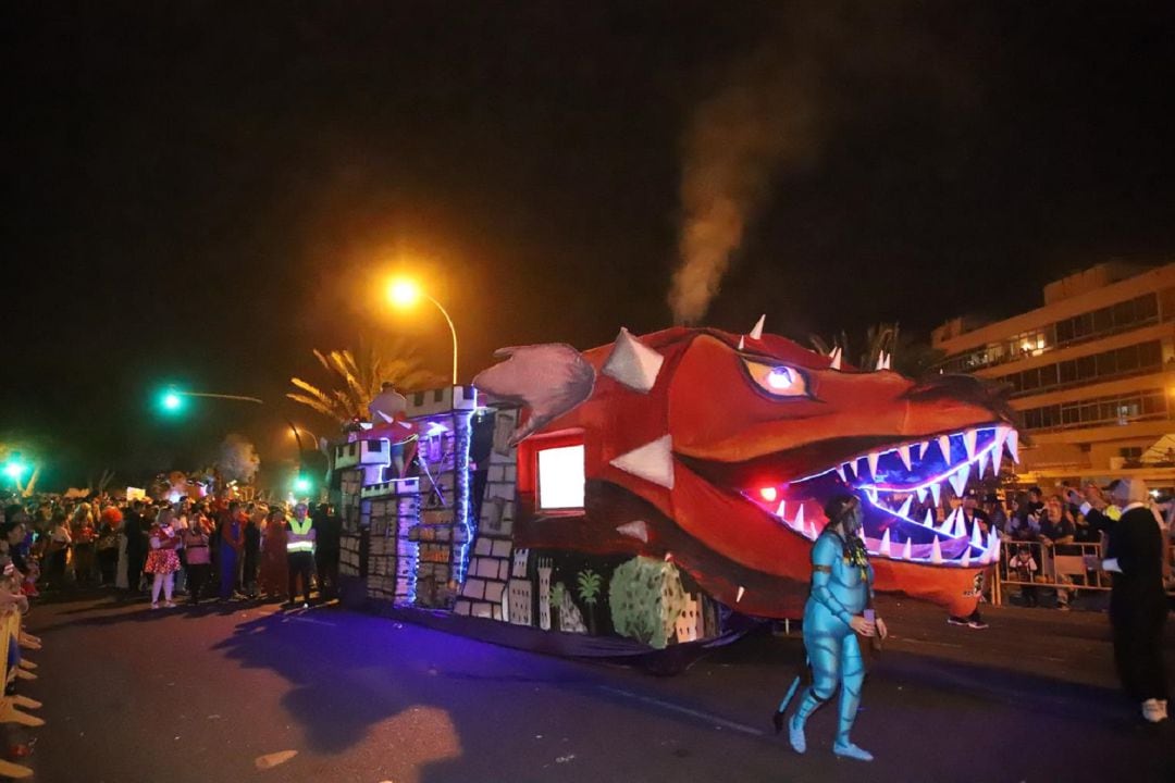 Carroza "Juego de Tronos", ganadora del concurso, en el coso carnavalero.