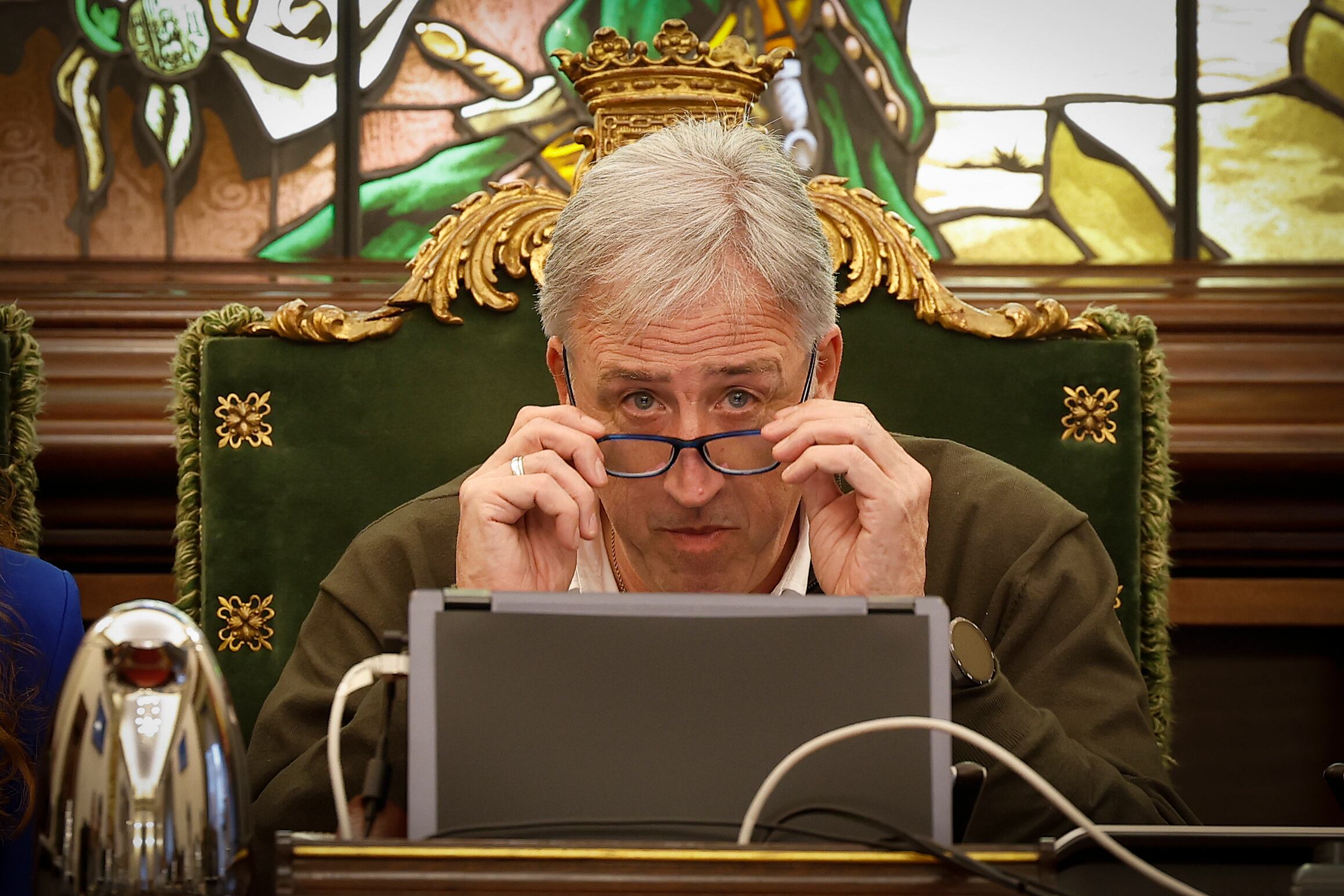 El alcalde de Pamplona, Joseba Asirón, preside el pleno municipal que solicitó la dimisión de Ibarrola y García Adanero