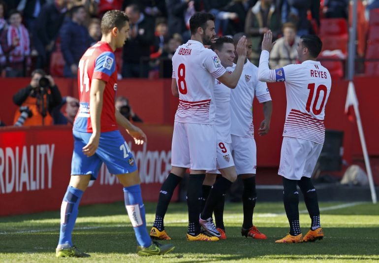 Los jugadores del Sevilla celebran el segundo gol ante el Levante.