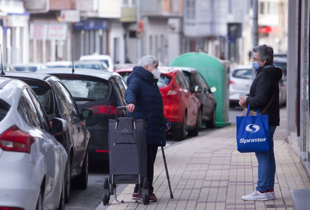 Dos mujeres conversan en una calle del municipio gallego de Guitiriz, en Lugo.