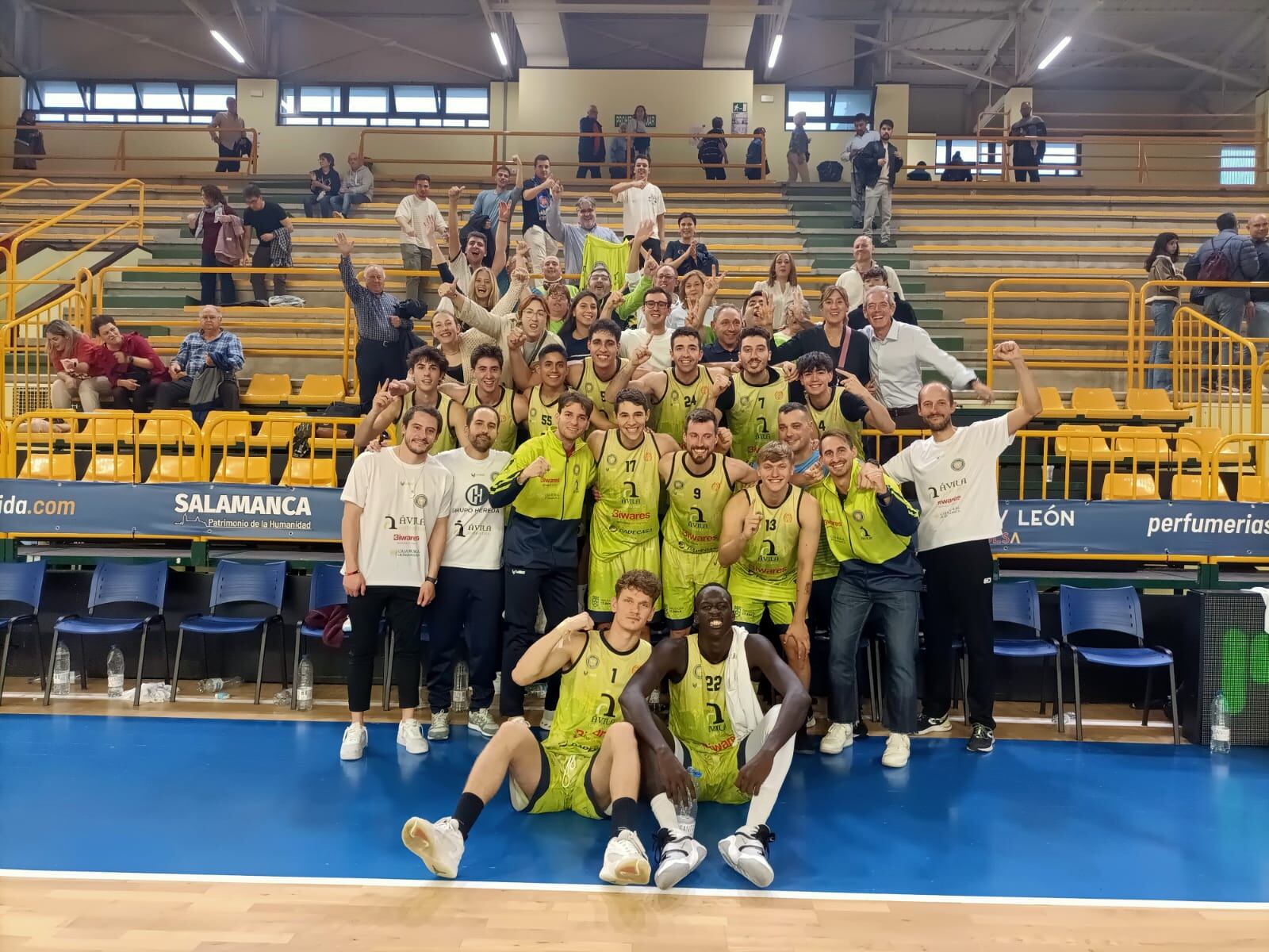 Los jugadores celebrando el triunfo con los aficionados desplazados a Salamanca