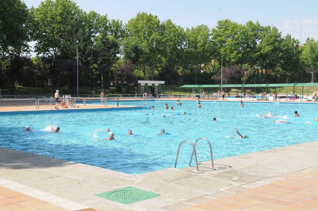 Imagen de recurso de una piscina de verano en la ciudad de Madrid.