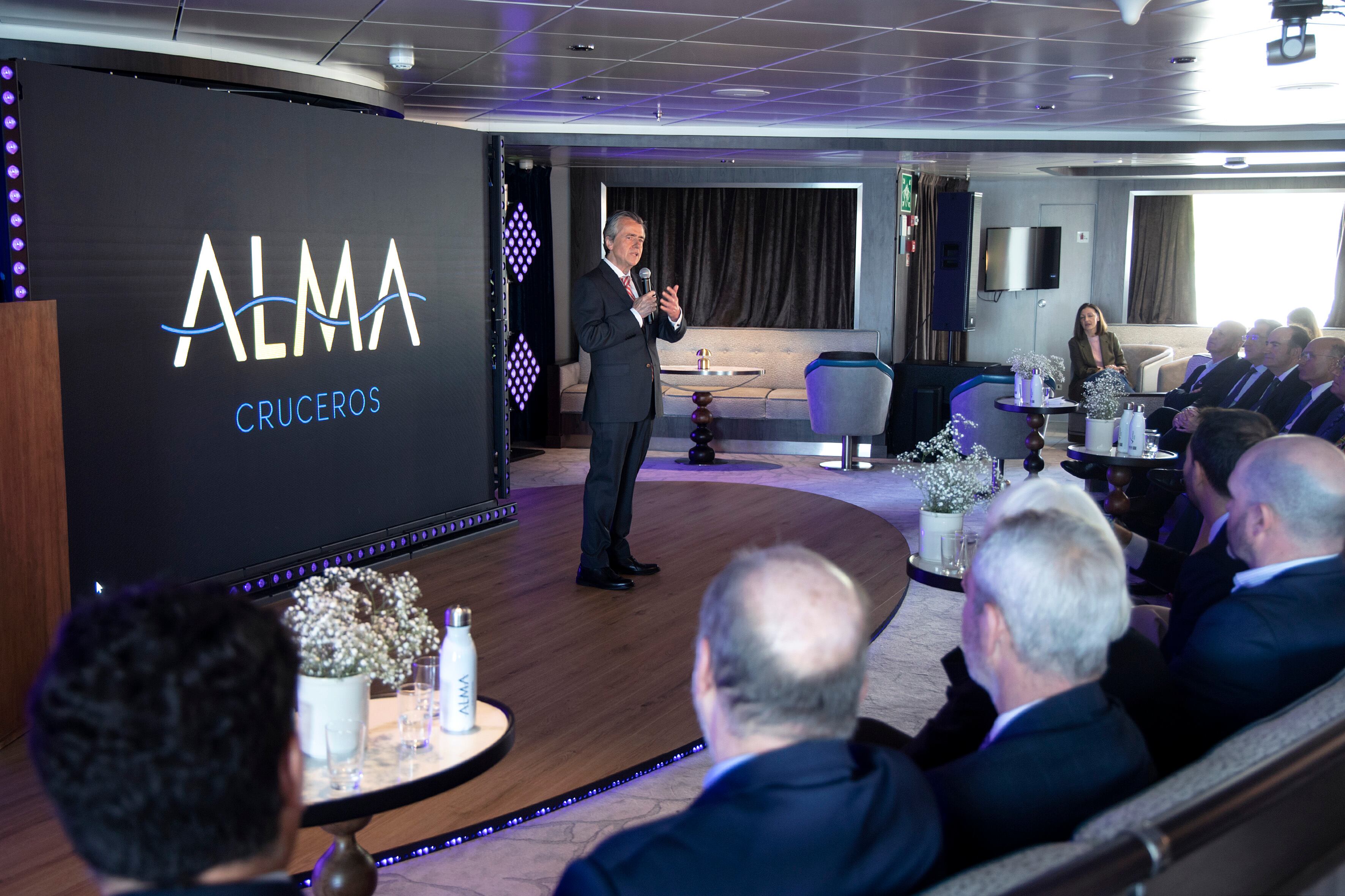 MÁLAGA, 27/04/2025 .- El empresario malagueño Elisardo Sánchez, socio fundador y presidente de Alma Cruceros, durante la presentación oficial de Alma Cruceros, la primera naviera boutique de España, a bordo del Ocean Victory. EFE/Daniel Pérez