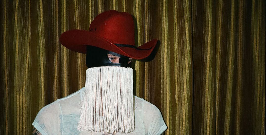 El cantante de country enmascarado, Orville Peck, aspira a convertirse en una de las nuevas estrellas del género.