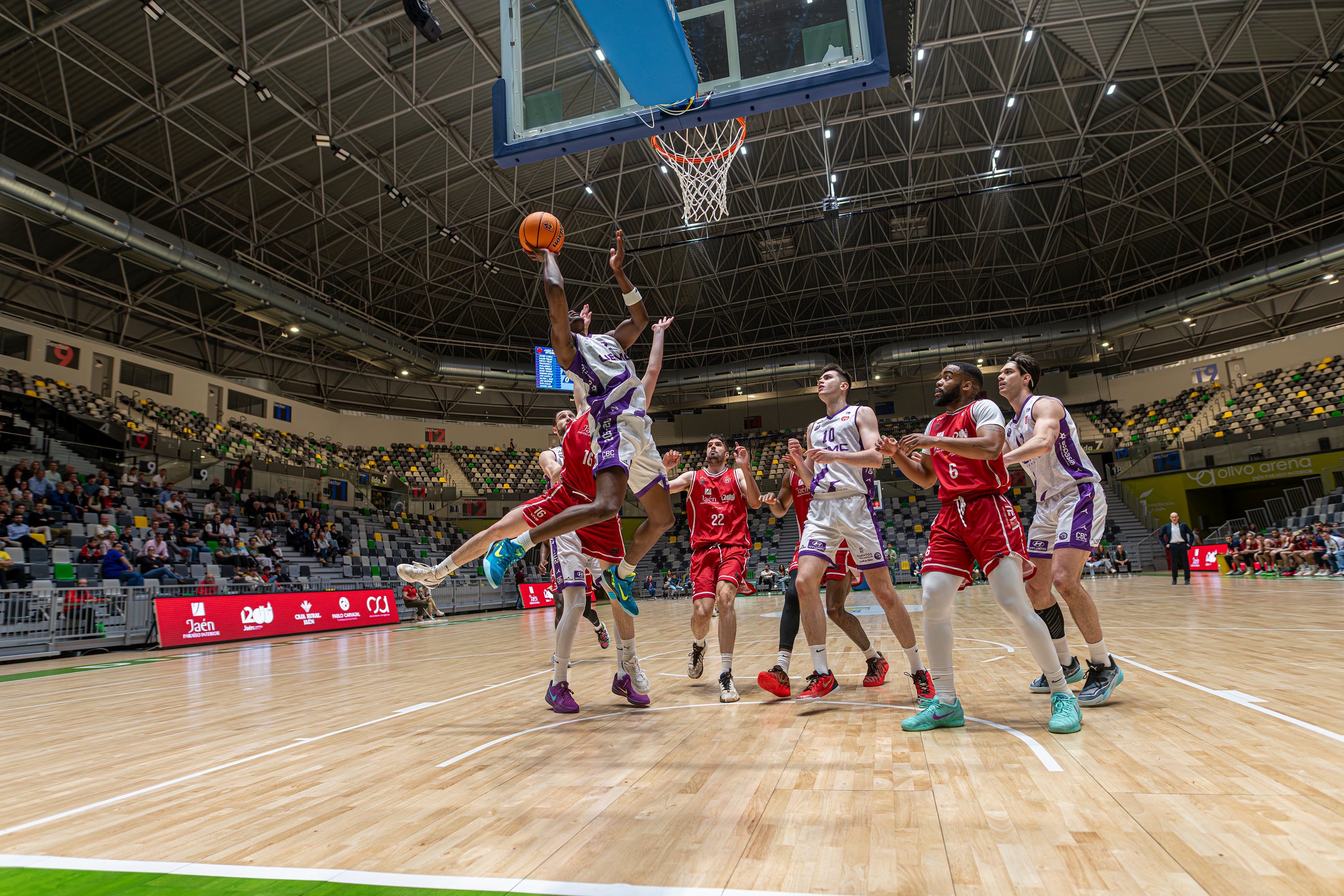 Instante de un encuentro del Jaén CB en el Olivo Arena.