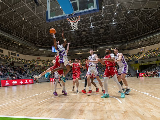 Instante de un encuentro del Jaén CB en el Olivo Arena.
