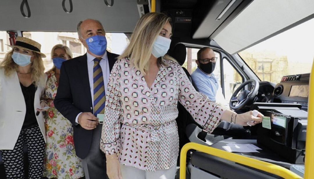 Carazo durante la visita a uno de los autobuses.