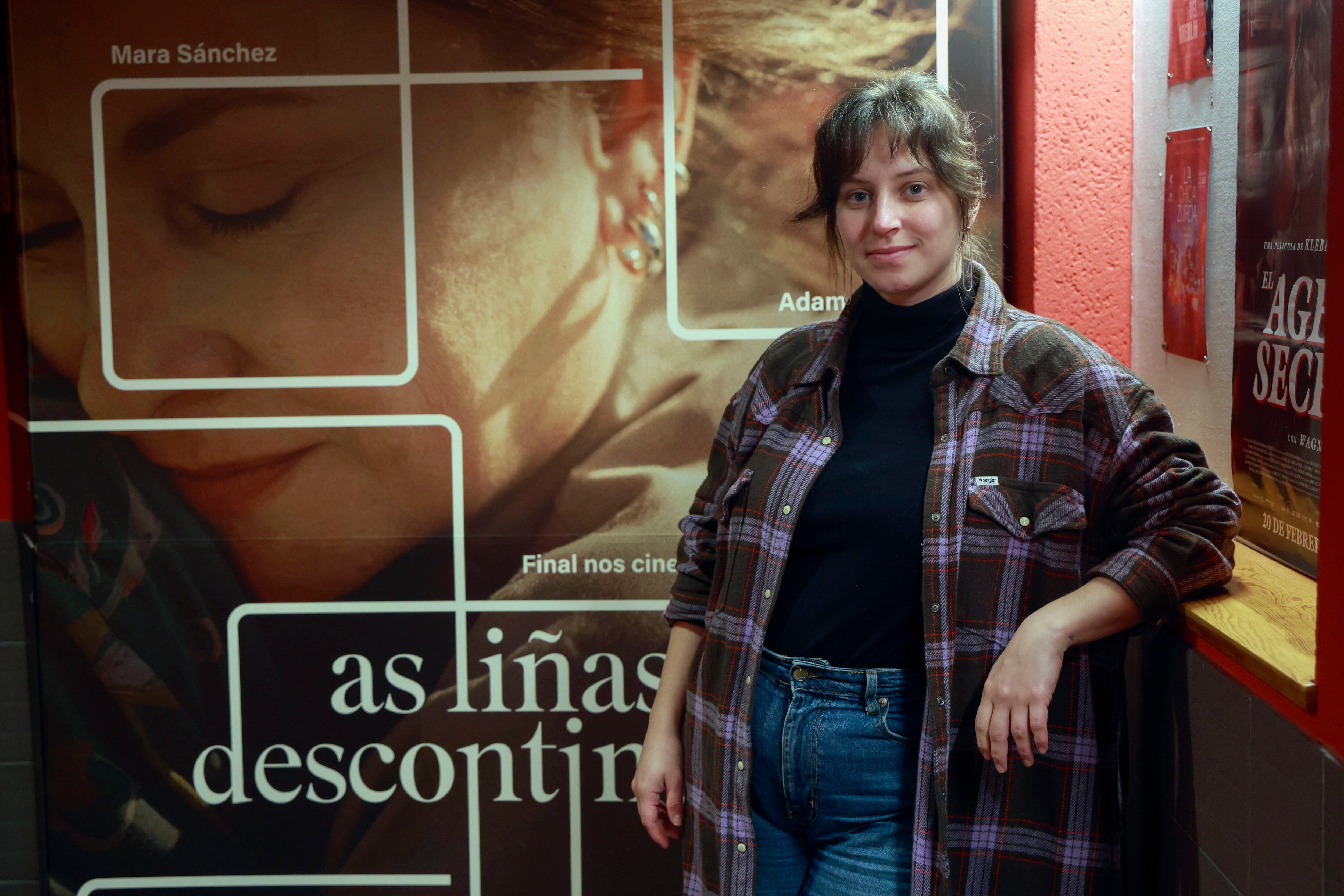 FERROL (A CORUÑA), 22/02/2026.- Es su segunda película y 'Las líneas discontinuas' ha llegado este fin de semana a las pantallas con la expectación previsible por cómo reaccionarán crítica y público ante 'A estación violenta', la ópera prima de Anxos Fazáns (Pontevedra, 1992), que tiene tendencia a "lo fascinante de las cosas pequeñas". EFE/ Kiko Delgado