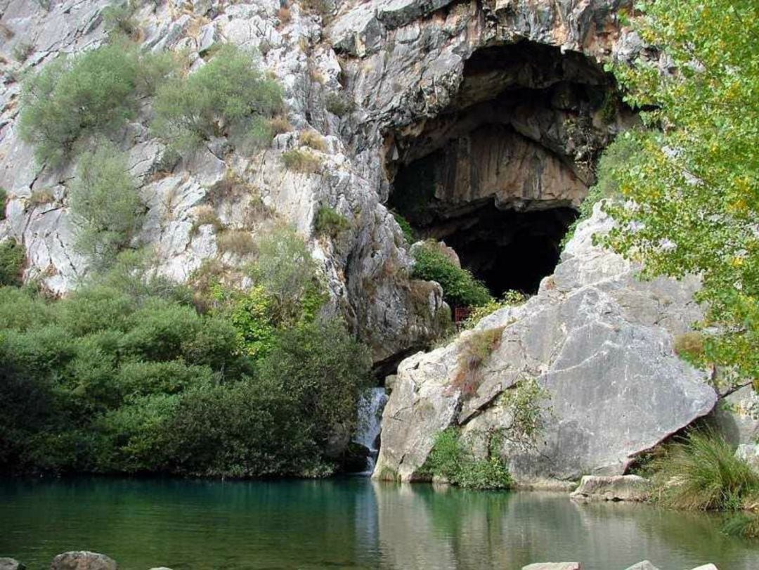 Enclave natural de la &#039;Cueva del Gato&#039; por donde discurre el río Guadiaro