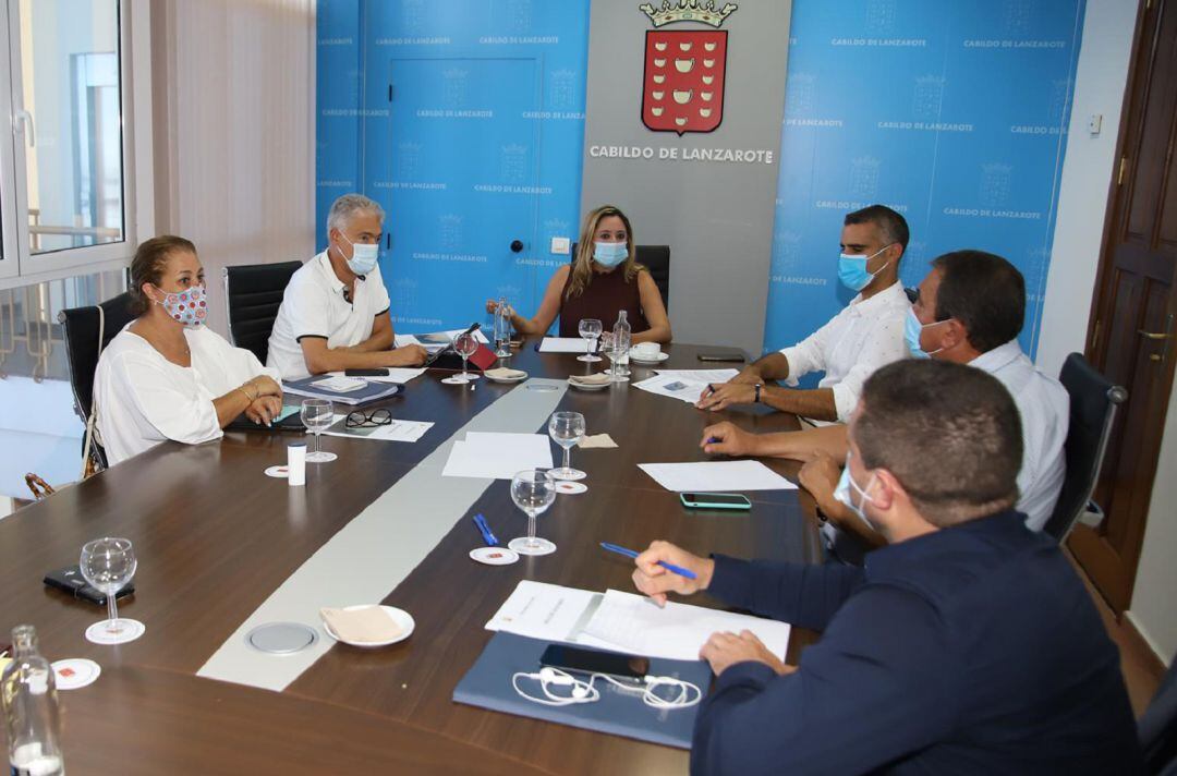 La presidenta del Cabildo de Lanzarote, María Dolores Corujo, con alcaldes y representantes de los ayuntamientos de la isla.