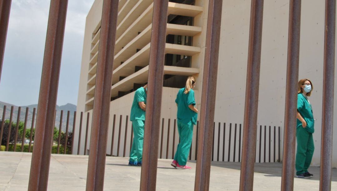 Imagen de personal sanitario en el punto de vacunación.