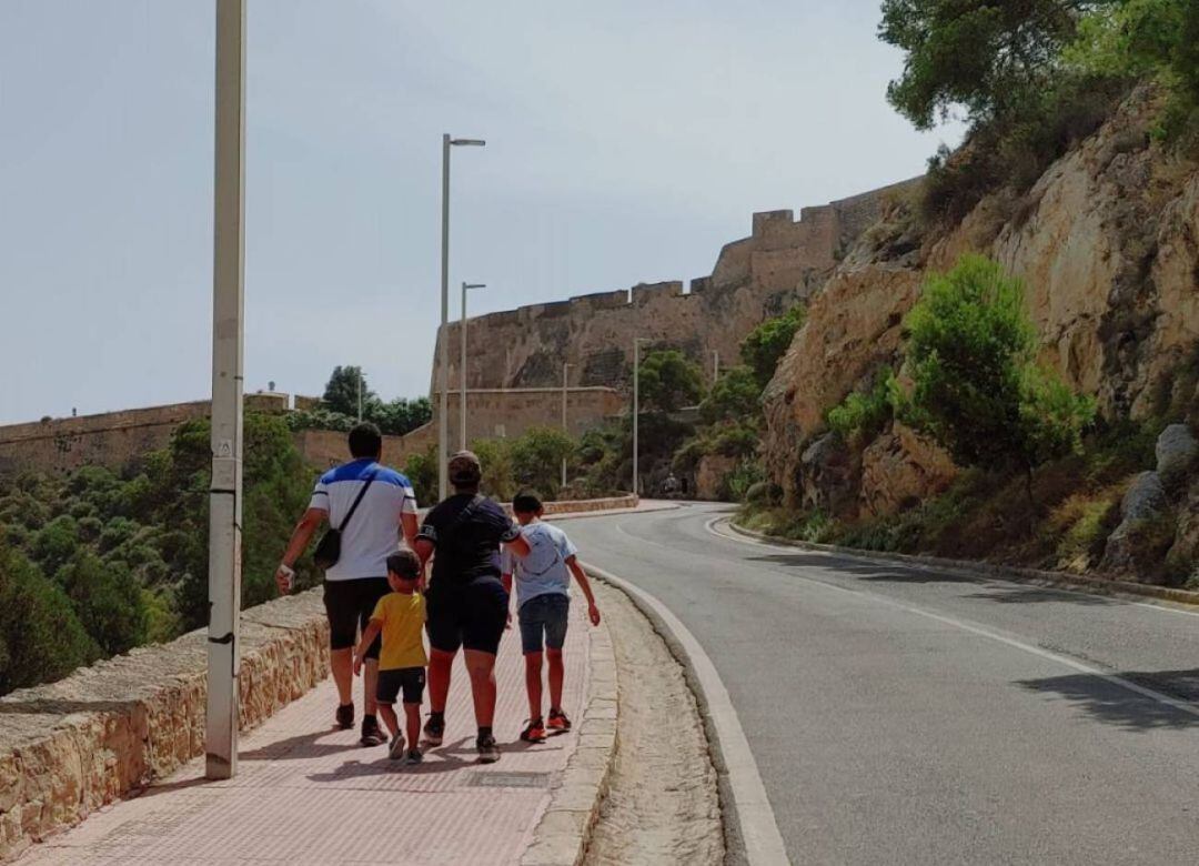 Una familia asciende a pie a la fortaleza alicantina del castillo de Santa Bárbara