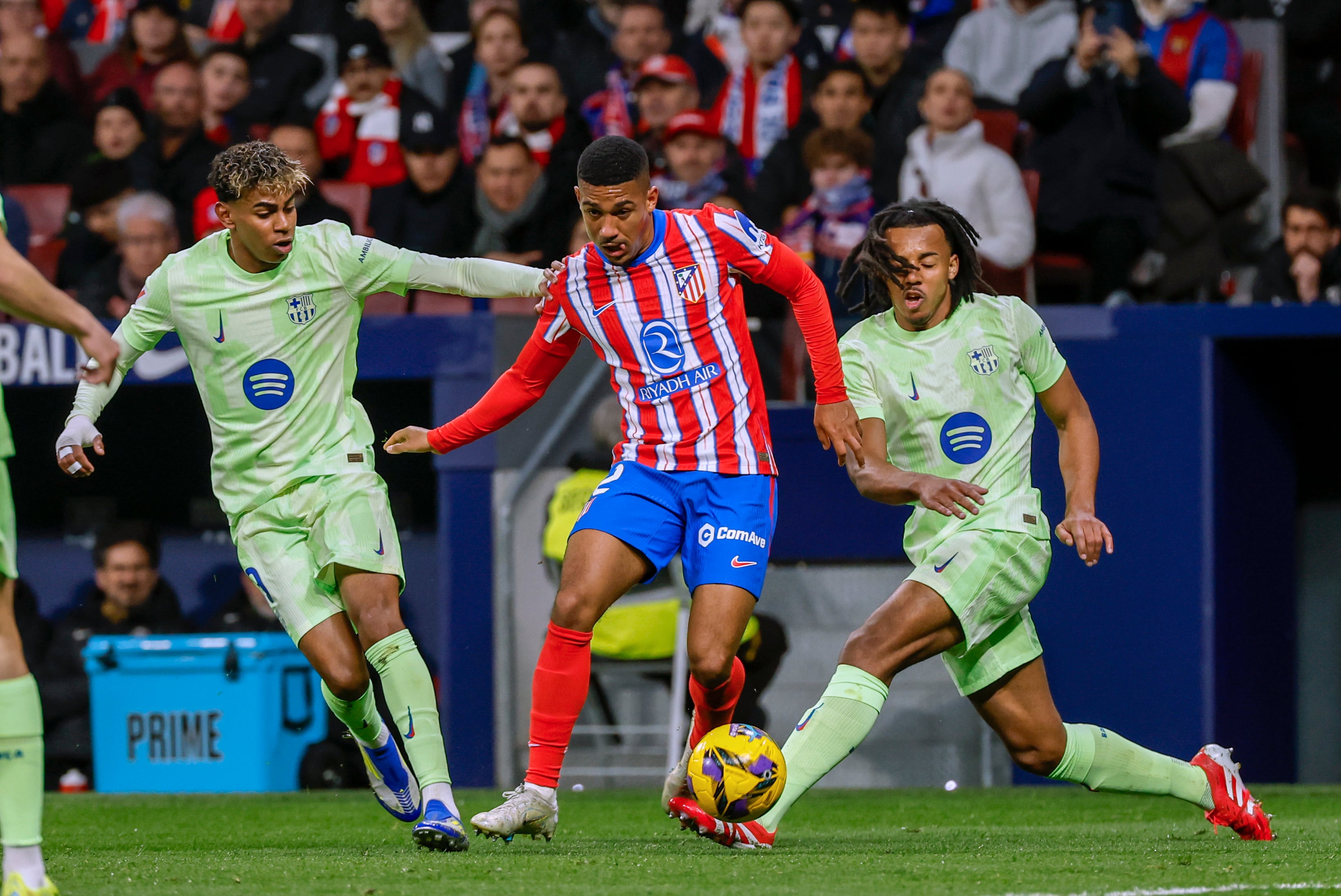 Jules Koundé y Lamine Yamal disputan un balón con Samu Lino en el Atlético Madrid-FC Barcelona de LaLiga