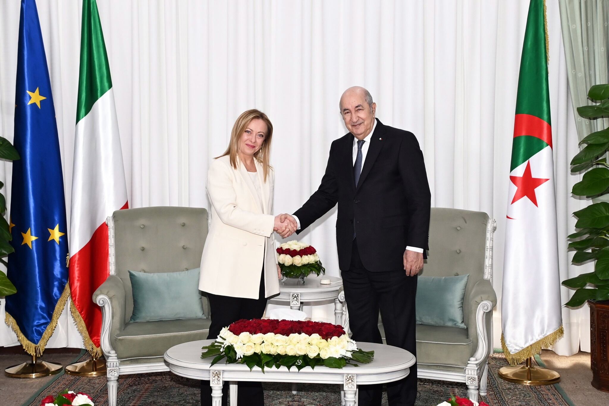 El presidente de Argelia, Abdelmadjid Tebboune, junto a la primera ministra de Italia, Giorgia Meloni,