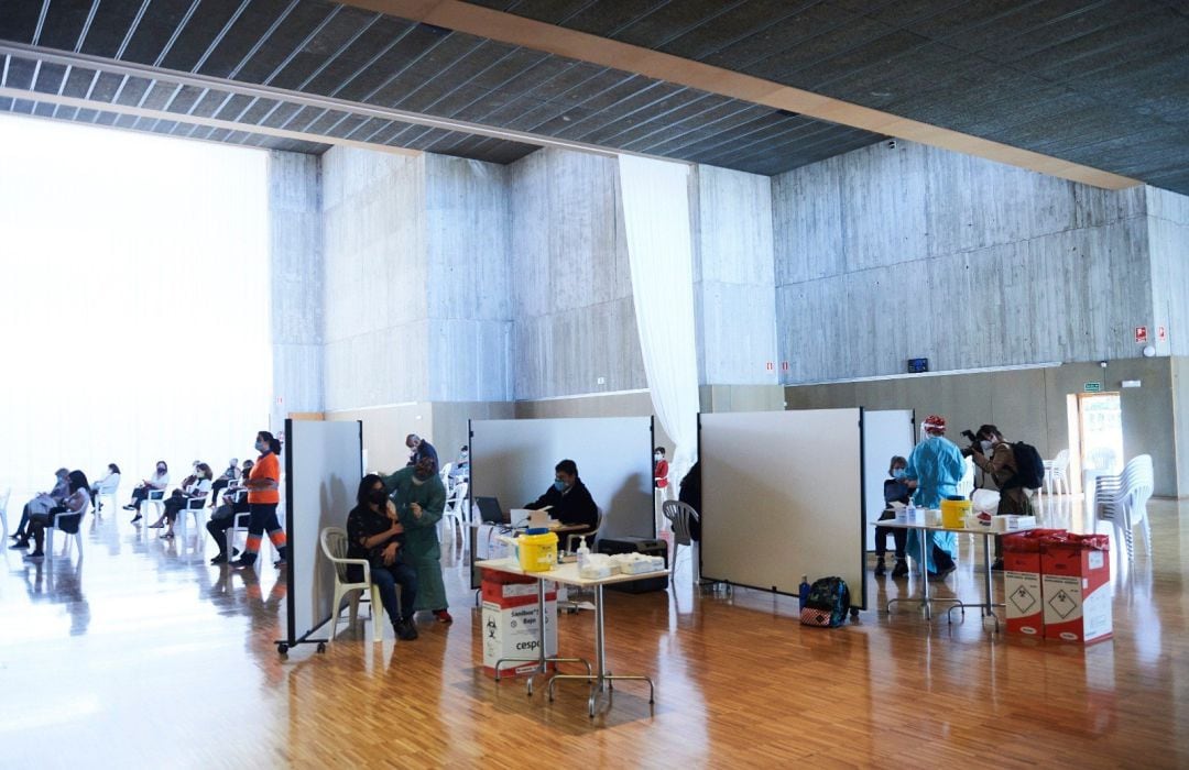 Vacunación masiva contra el Covid en el Palacio de Exposiciones de Santander.