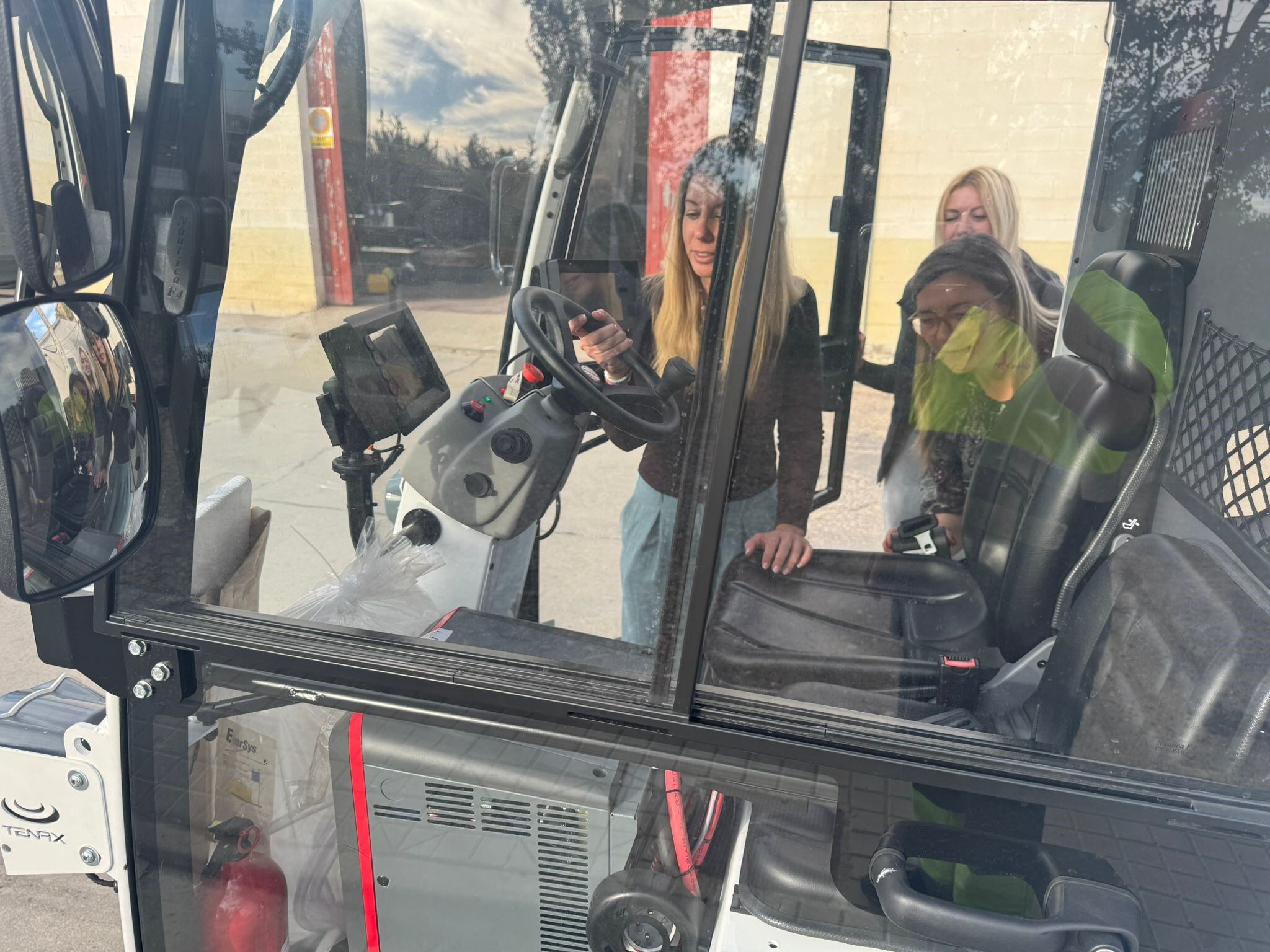 El Ayuntamiento de Esplús ha incorporado una barredora 100 % eléctrica