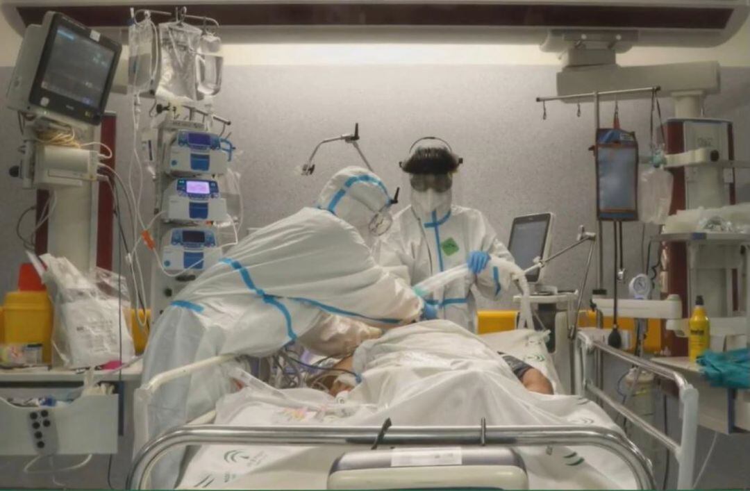 Personal médico atiende a un paciente en UCI